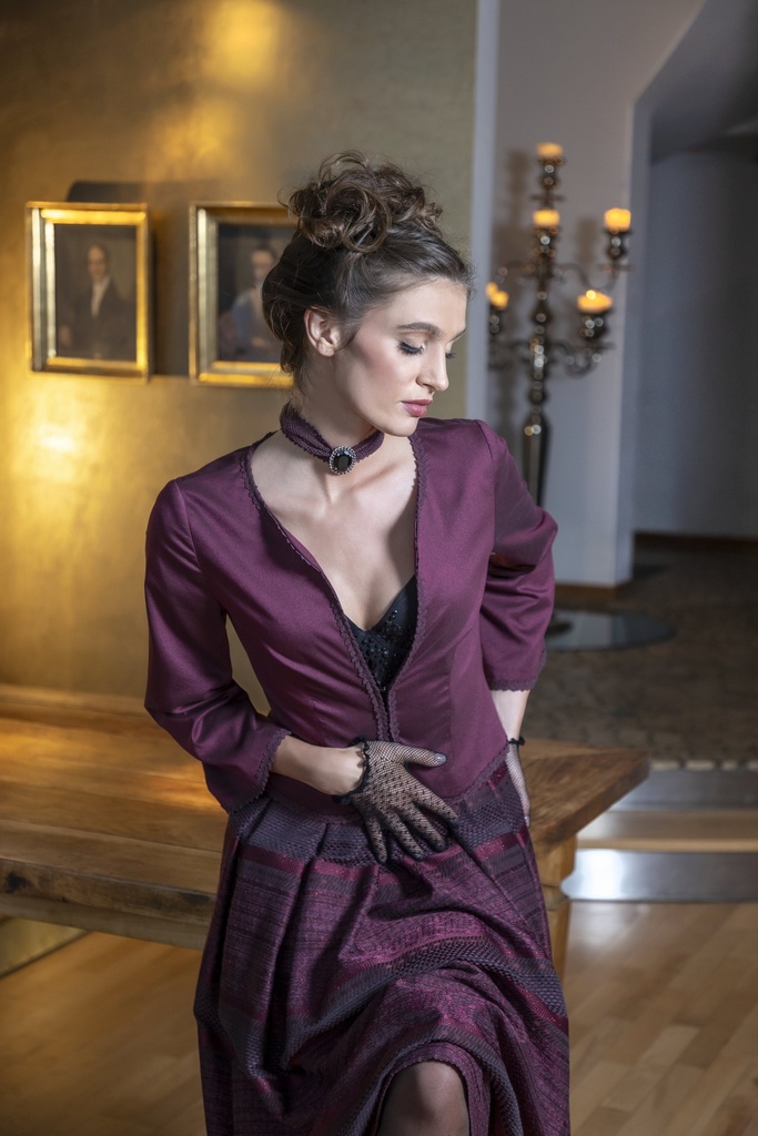 Schlichte Jacke mit Hakenverschluss in beere