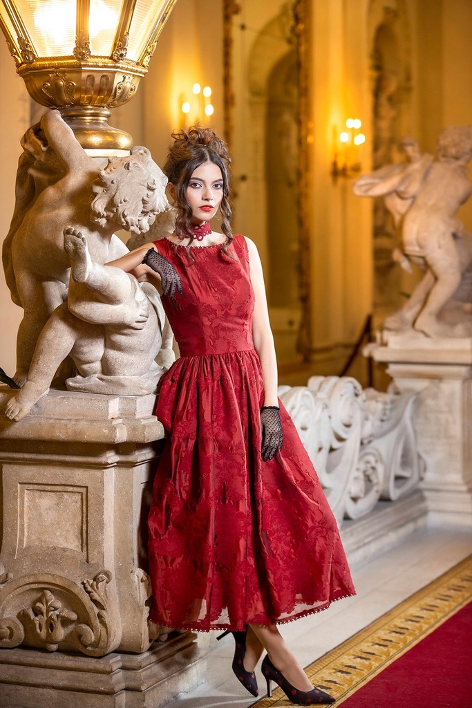 Midikleid aus Transparent Jacquard in karmesin