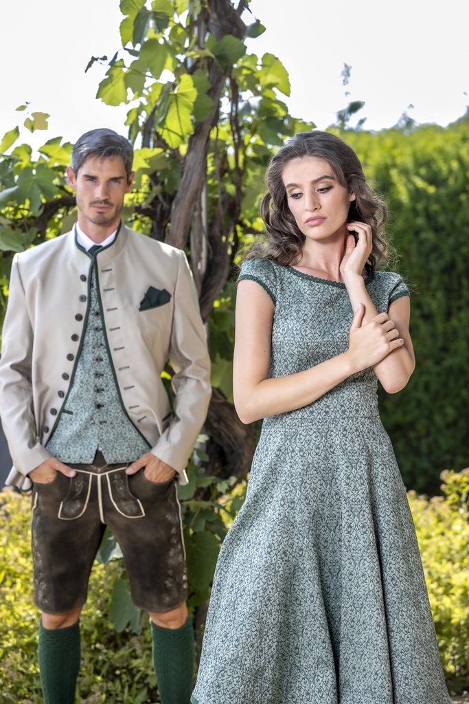 Schwingendes Bahnenkleid in tanne