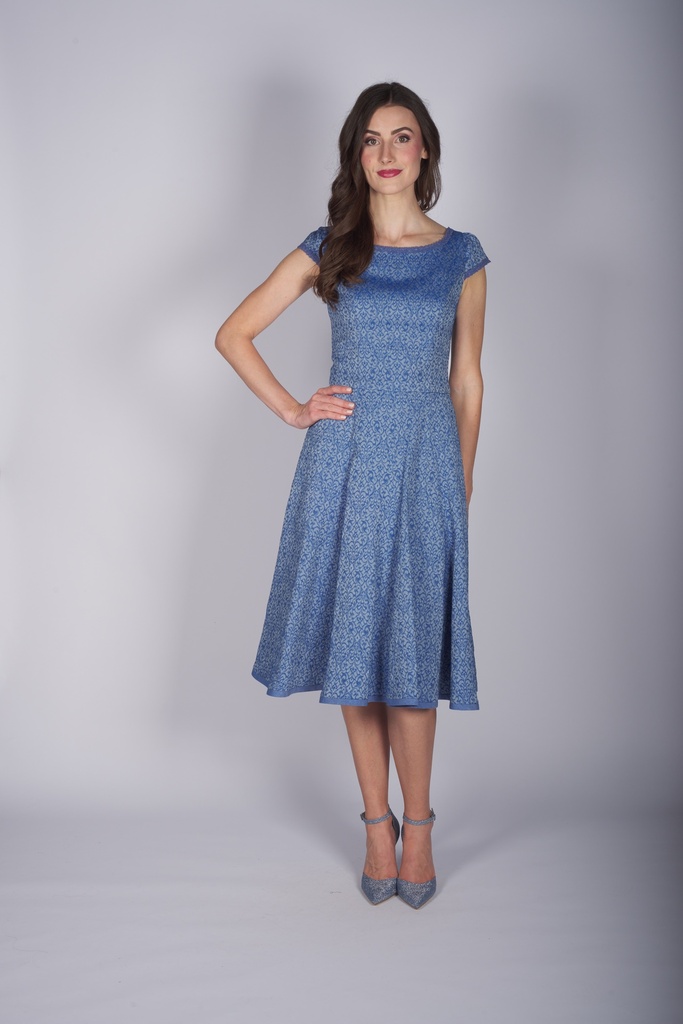 Schwingendes Bahnenkleid in kornblume